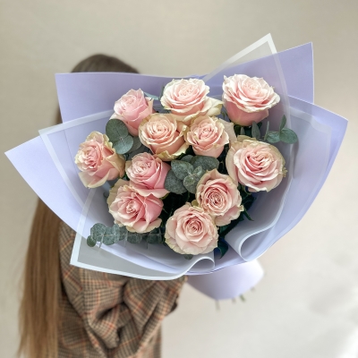11 роз Эквадор pink mondial с эвкалиптом